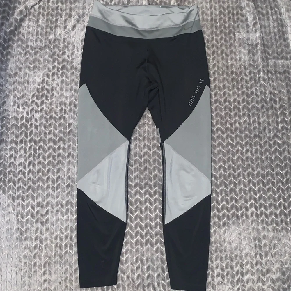 Nike Dri-Fit Ankle length leggings.  ‎ Size Large.